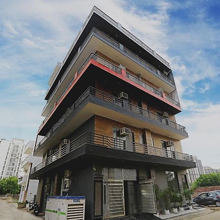 Отель Super Townhouse Cloud Bay, Near Genpact, Sector-69, Гургаон Экстерьер фото