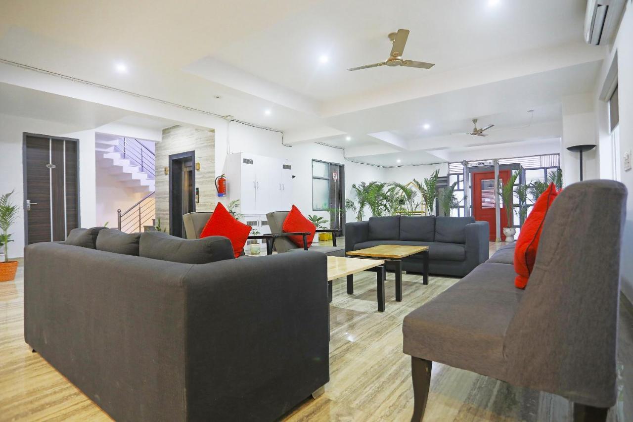 Отель Super Townhouse Cloud Bay, Near Genpact, Sector-69, Гургаон Экстерьер фото