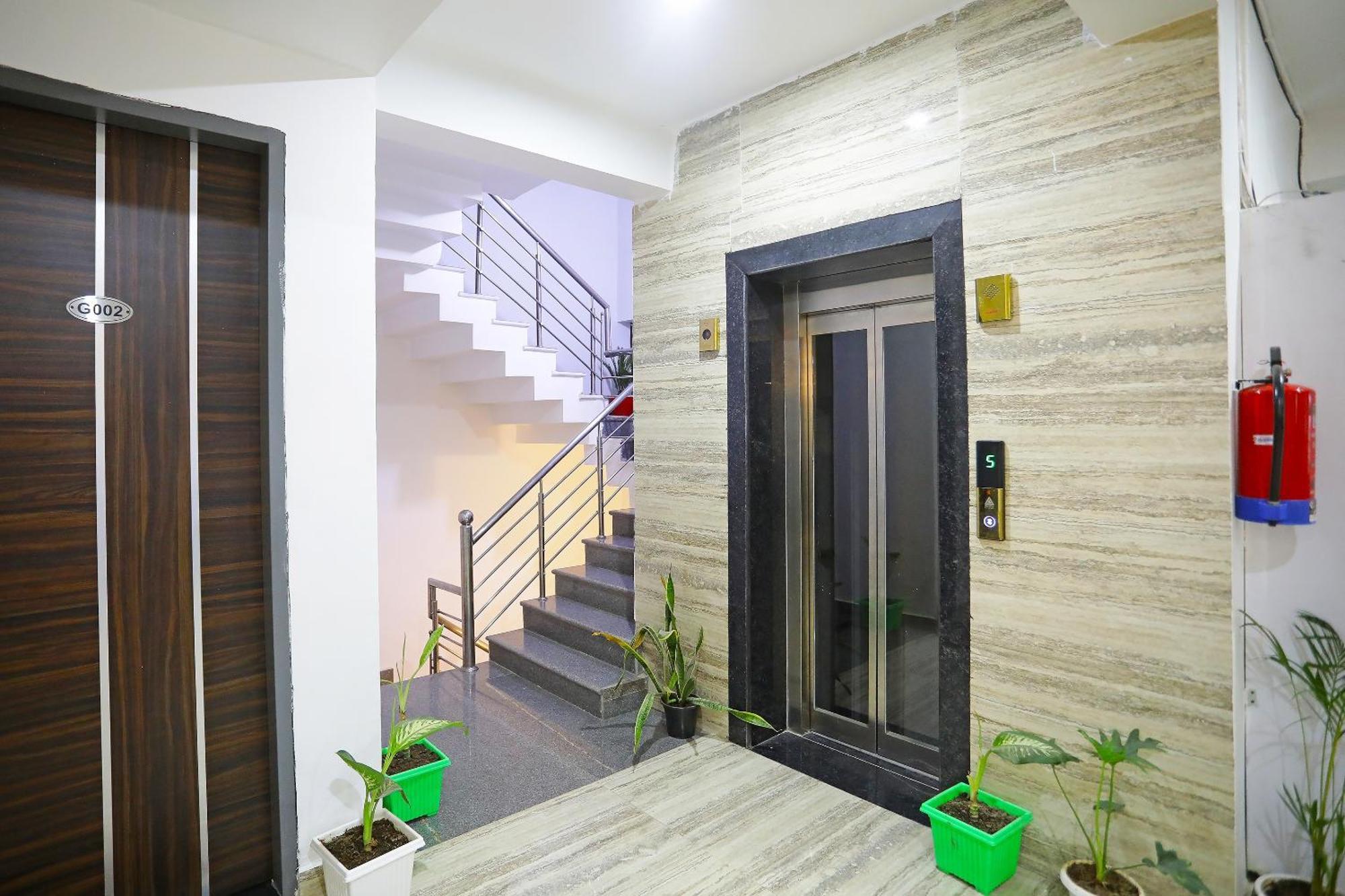 Отель Super Townhouse Cloud Bay, Near Genpact, Sector-69, Гургаон Экстерьер фото