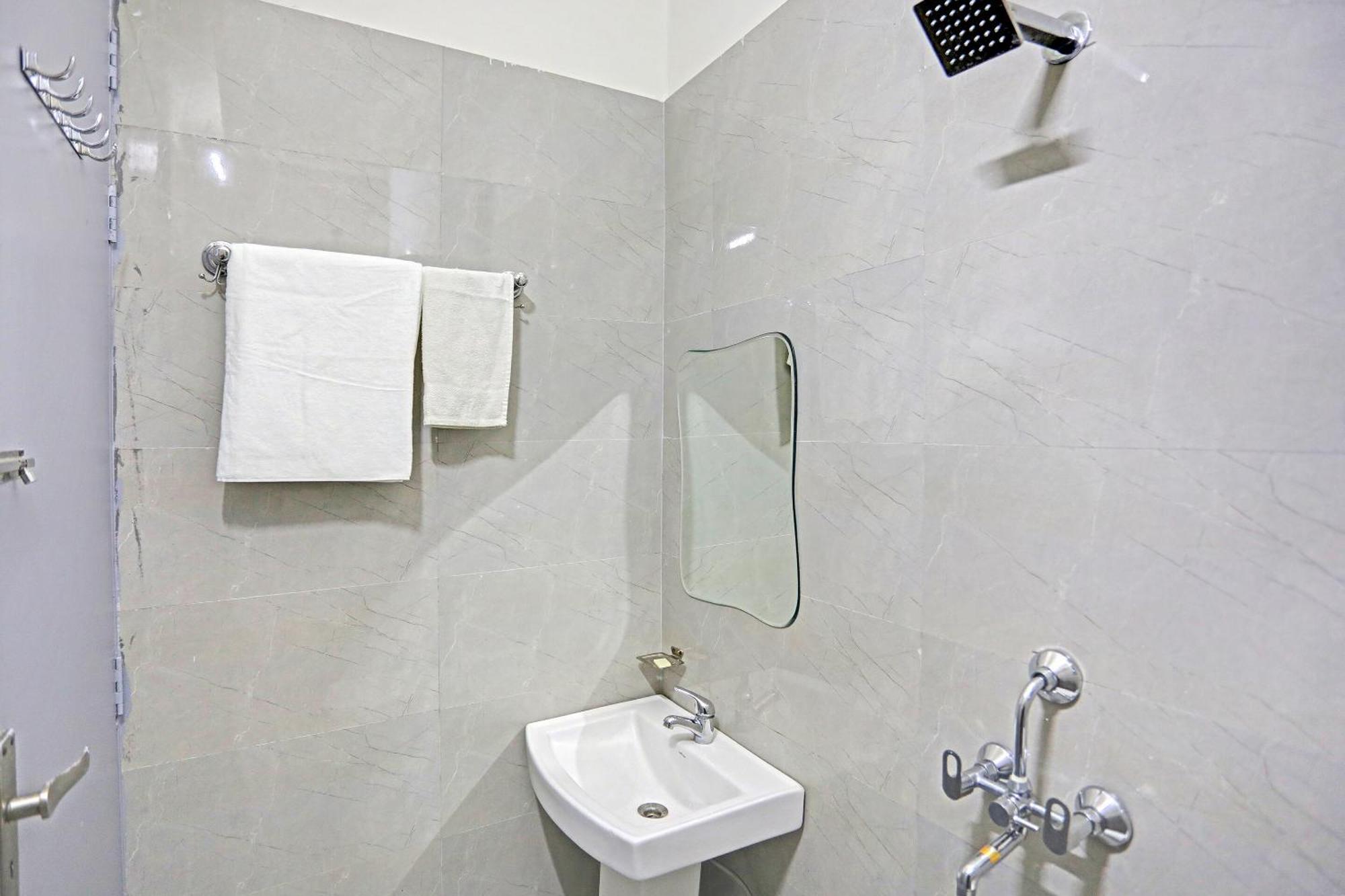 Отель Super Townhouse Cloud Bay, Near Genpact, Sector-69, Гургаон Экстерьер фото