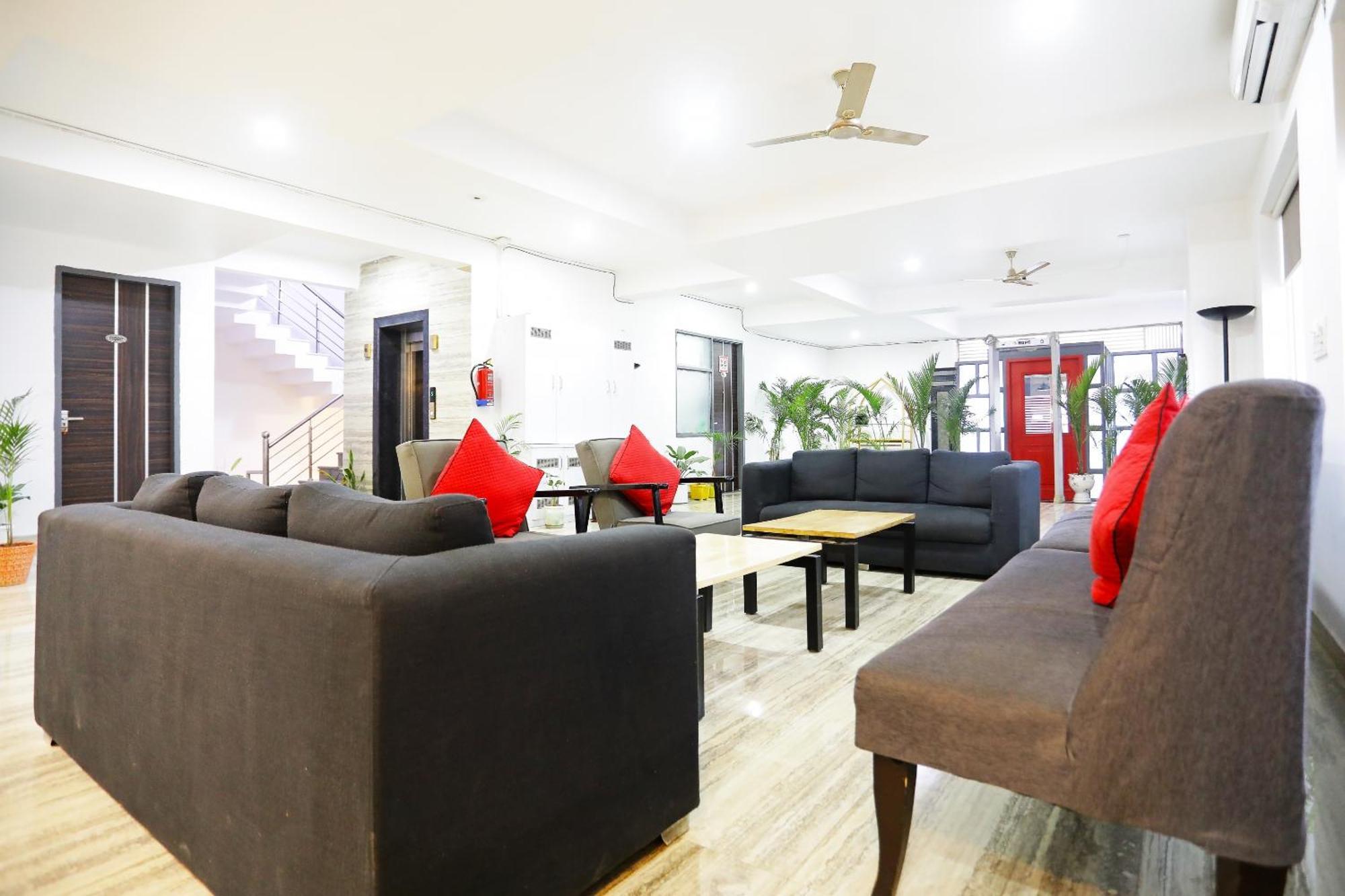 Отель Super Townhouse Cloud Bay, Near Genpact, Sector-69, Гургаон Экстерьер фото