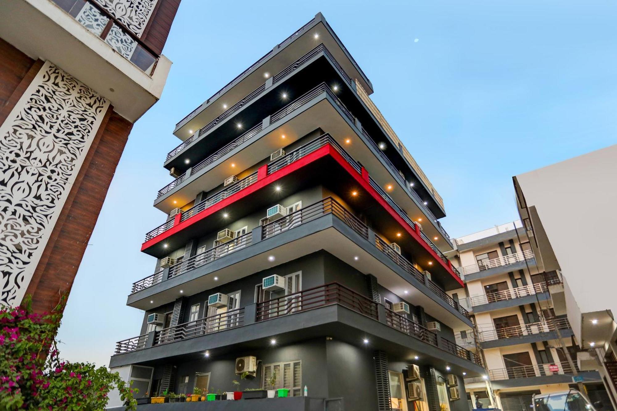 Отель Super Townhouse Cloud Bay, Near Genpact, Sector-69, Гургаон Экстерьер фото