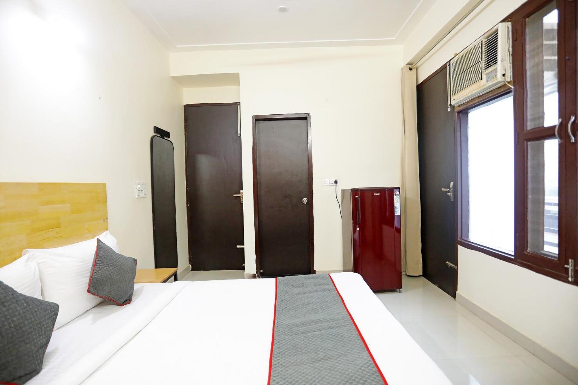 Отель Super Townhouse Cloud Bay, Near Genpact, Sector-69, Гургаон Экстерьер фото
