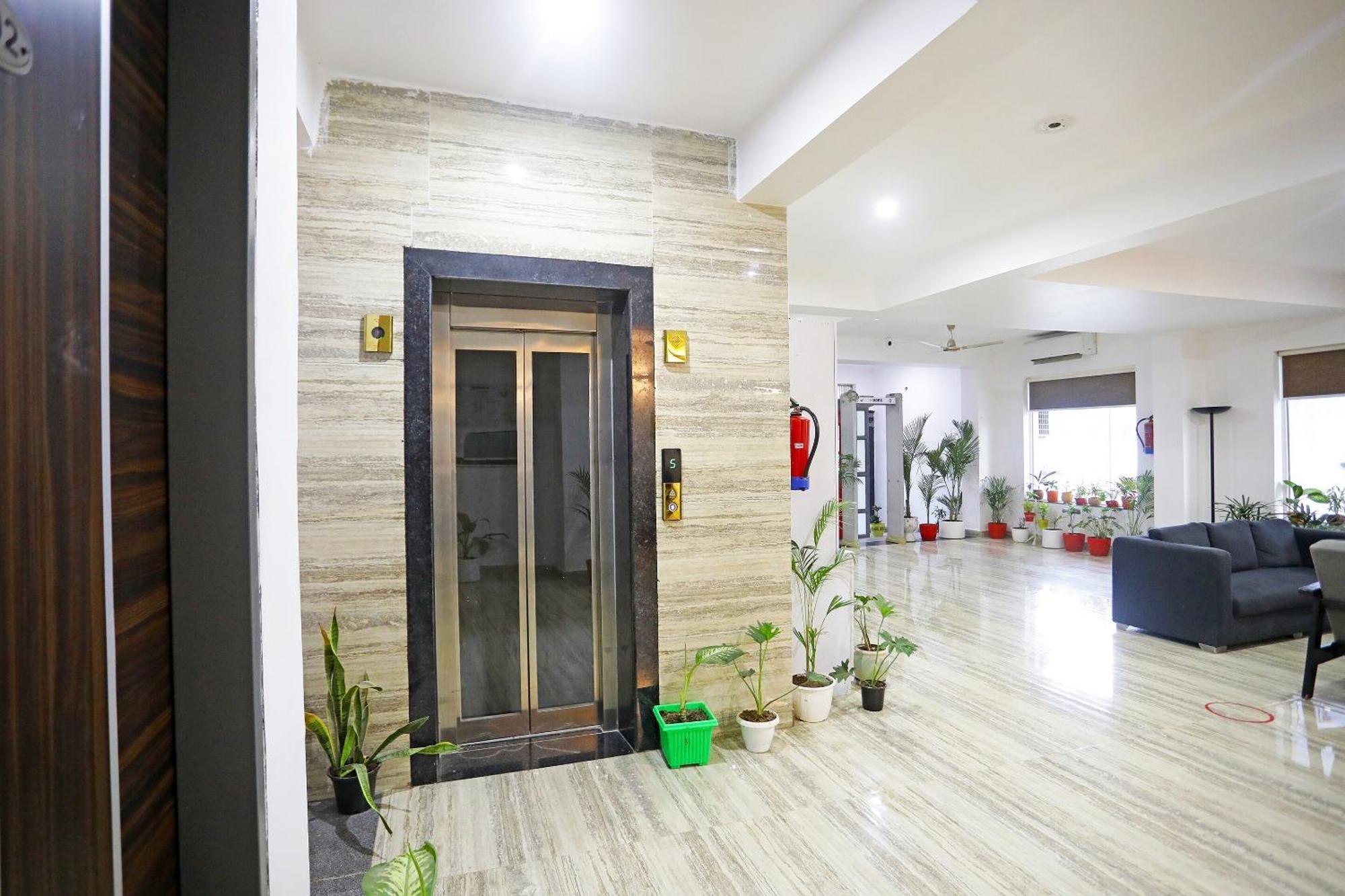 Отель Super Townhouse Cloud Bay, Near Genpact, Sector-69, Гургаон Экстерьер фото