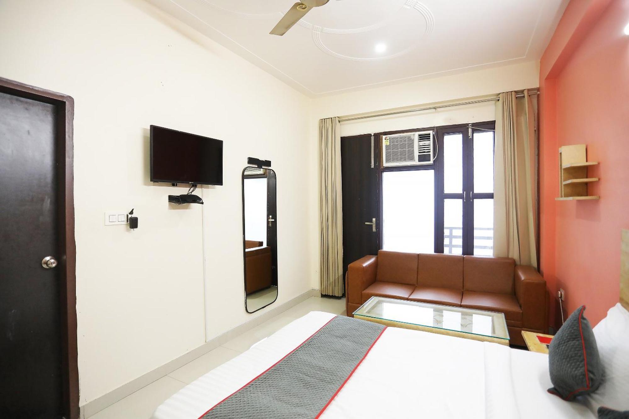 Отель Super Townhouse Cloud Bay, Near Genpact, Sector-69, Гургаон Экстерьер фото