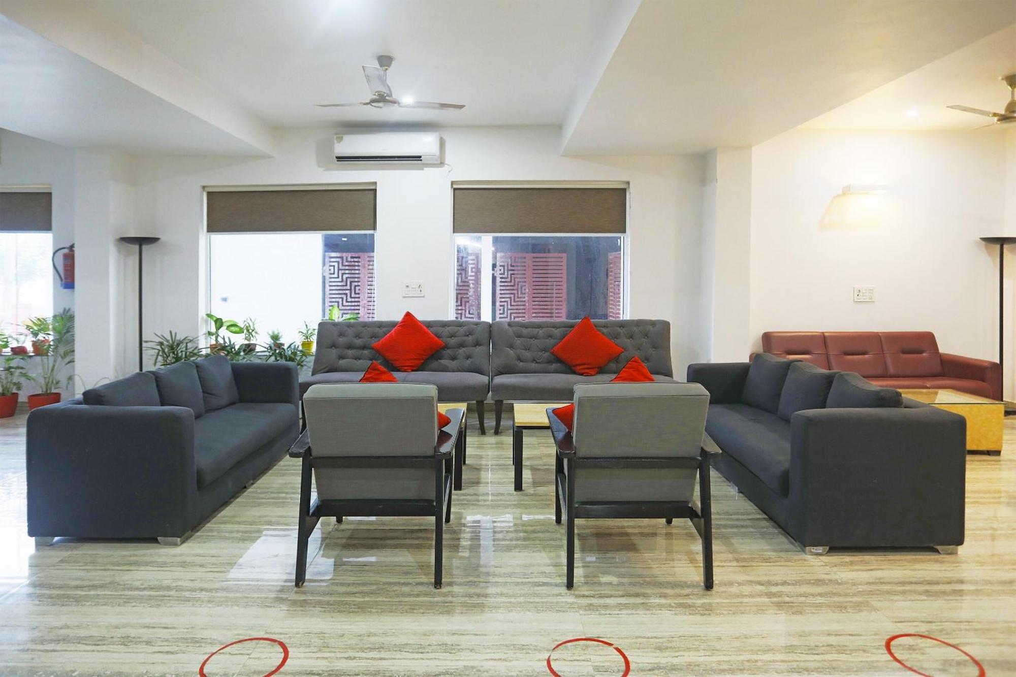 Отель Super Townhouse Cloud Bay, Near Genpact, Sector-69, Гургаон Экстерьер фото