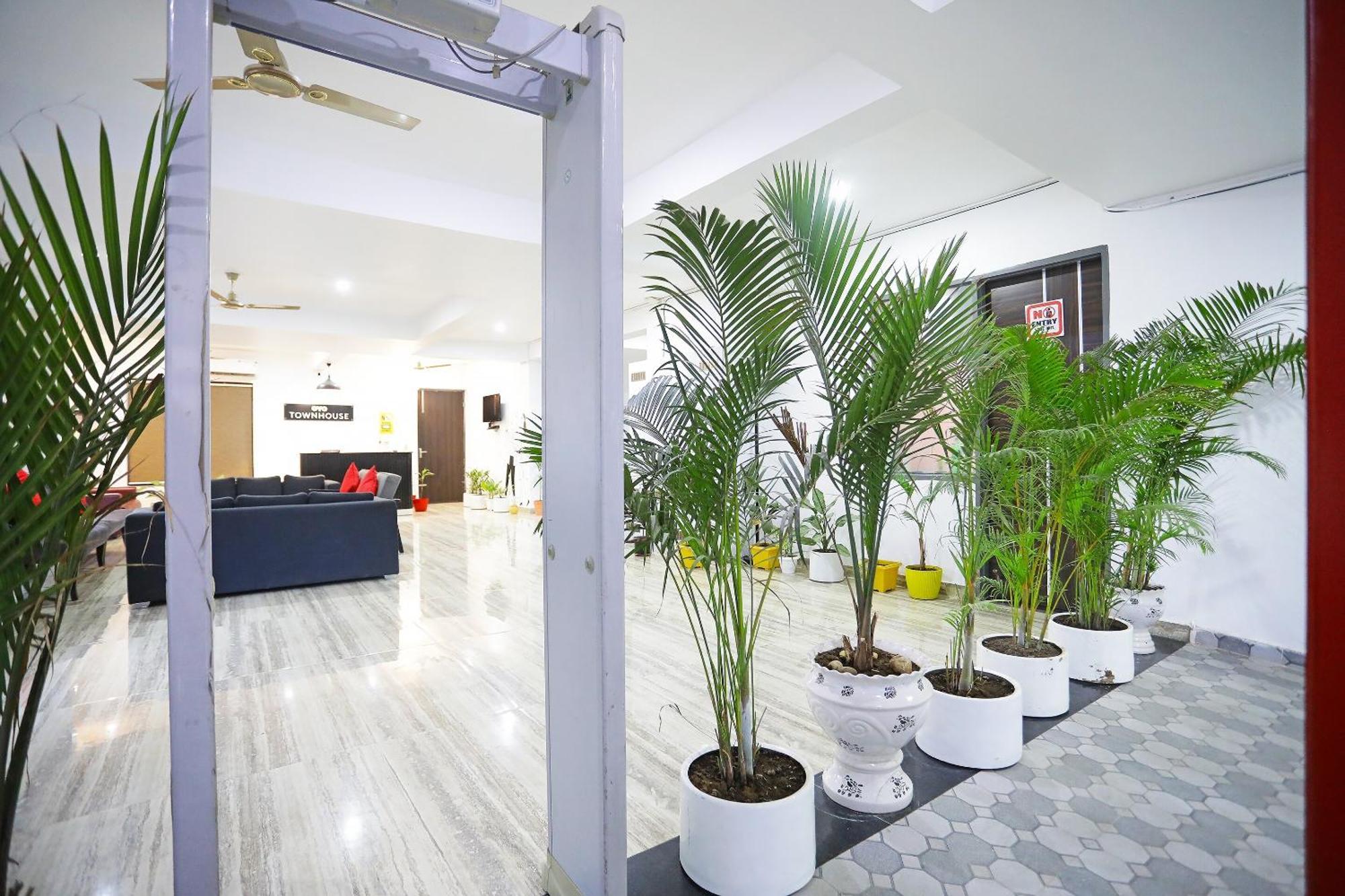 Отель Super Townhouse Cloud Bay, Near Genpact, Sector-69, Гургаон Экстерьер фото