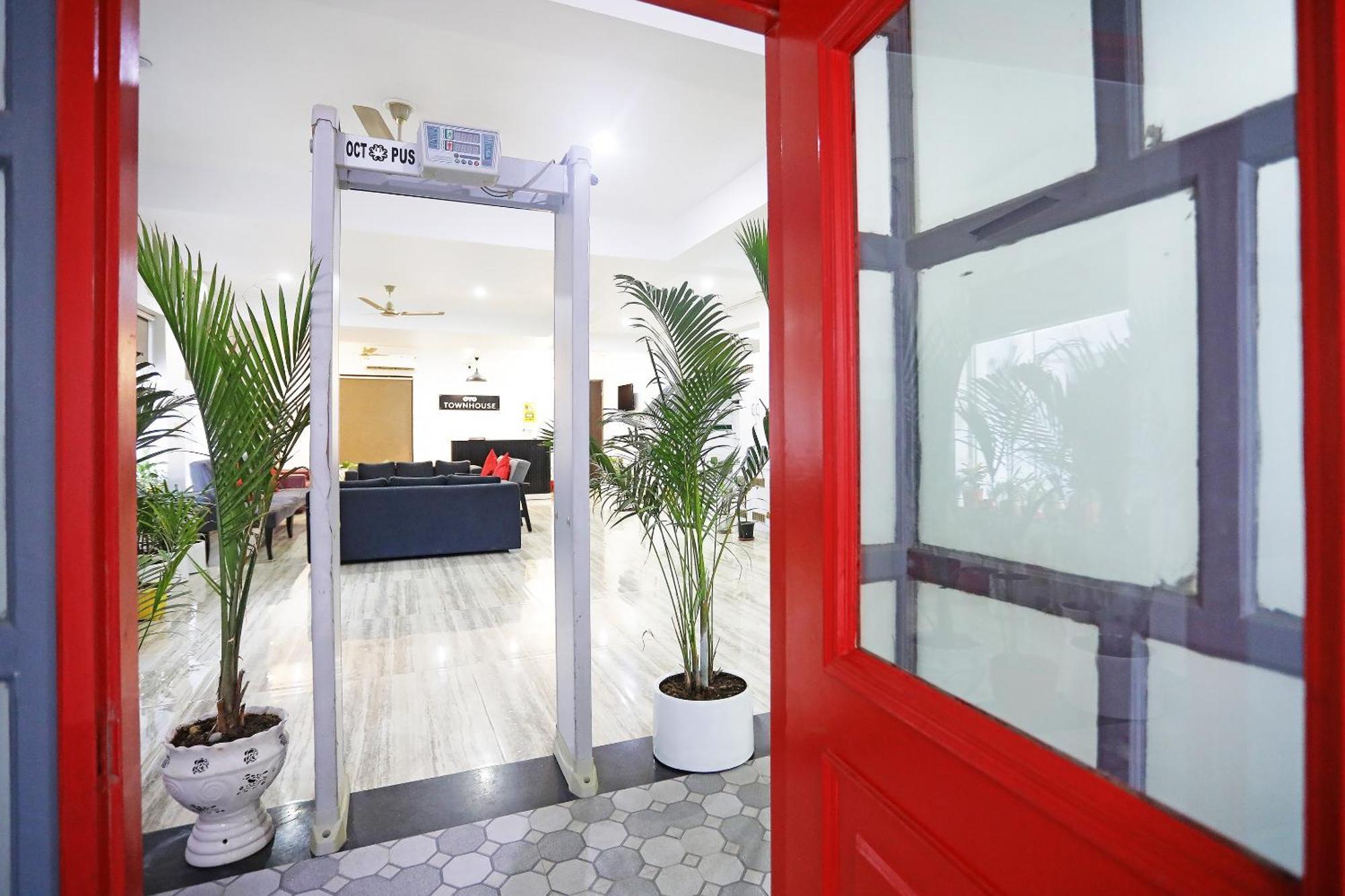 Отель Super Townhouse Cloud Bay, Near Genpact, Sector-69, Гургаон Экстерьер фото